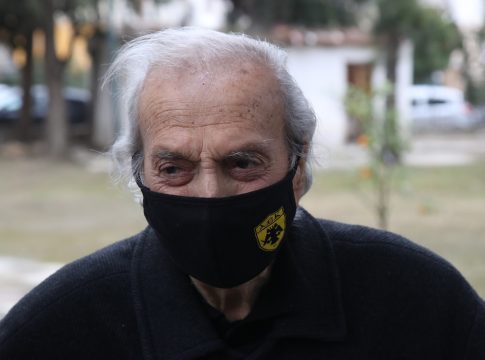 Συγκινημένος ο Νεστορίδης στο λαϊκό προσκύνημα για τον Μίμη Παπαϊωάννου (pics & vid)