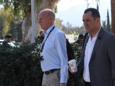 Στα γραφεία της ΕΠΟ ο Μπένετ – Έφτασε και ο άμεσος συνεργάτης του, Σταύρος Μάνταλος (pics, vid)