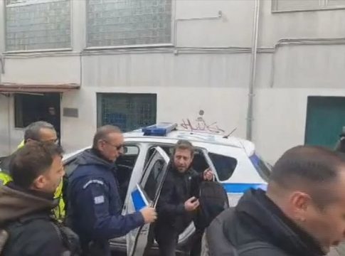 Τέμπη: Ένταση στο δικαστήριο Λάρισας όπου απολογείται ο σταθμάρχης – Τέσσερις προσαγωγές