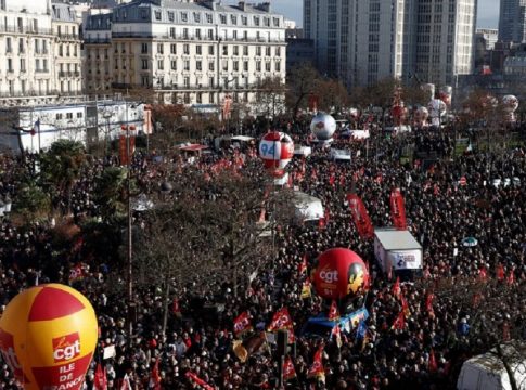 Πυρ ομαδόν κατά του Μακρόν από κόμματα και συνδικάτα – Νέες διαδηλώσεις την Πέμπτη