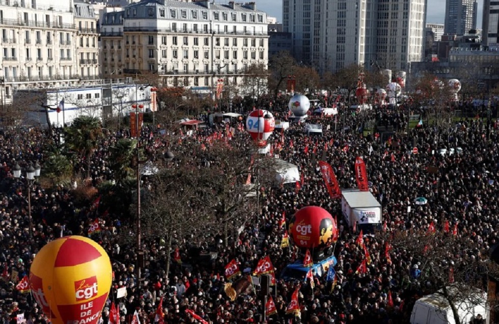 Πυρ ομαδόν κατά του Μακρόν από κόμματα και συνδικάτα – Νέες διαδηλώσεις την Πέμπτη