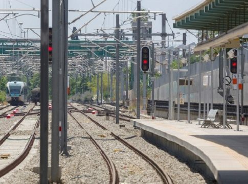 Τέμπη: «Φωτιά» το μπαλάκι ευθυνών για τα Τέμπη – Το ένα κόμμα καίει το άλλο και οι πολίτες όλους