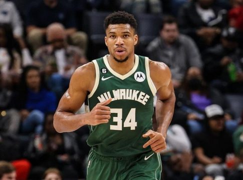 Μπακς – Σίξερς 130-133: Δεν έφτανε ο «διπλός» Αντετοκούνμπο στα ελάφια