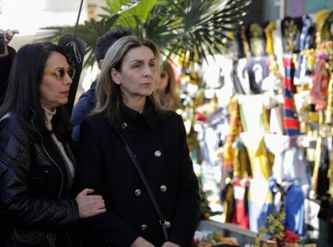 Άλκης Καμπανός: «Ζώα, ζώα!» – Η επίθεση της μητέρας του προς τους 12 κατηγορούμενους