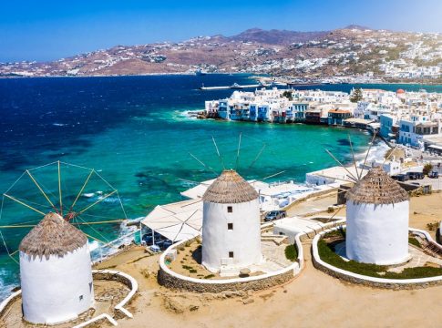 «Επιχείρηση Μύκονος»: Κατεβαίνουν στο νησί 100 αστυνομικοί κατά της «πολεοδομικής μαφίας»