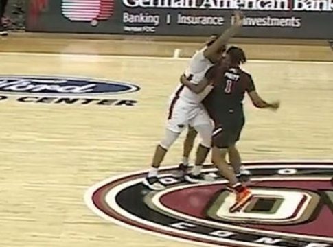 Απίστευτο «μπουκέτο» σε αγώνα του NCAA! (vid)