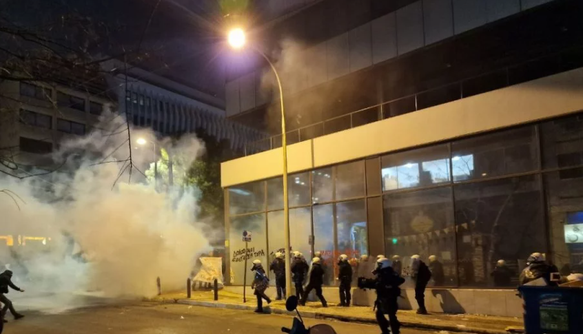 Τέμπη: Συγκέντρωση έξω από τα γραφεία της Hellenic Train – Επεισόδια, κρότου λάμψης και δακρυγόνα