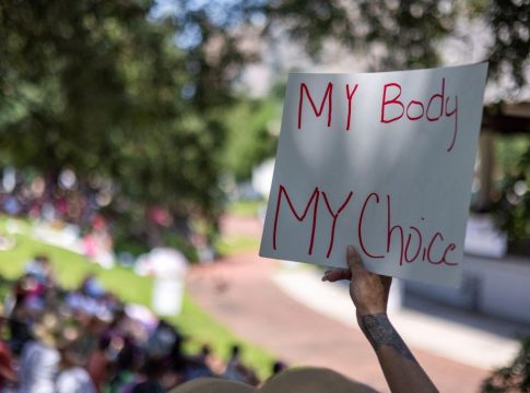 ΗΠΑ: Άνδρας στο Τέξας μηνύει τρεις γυναίκες επειδή βοήθησαν την πρώην σύντροφό του να κάνει άμβλωση