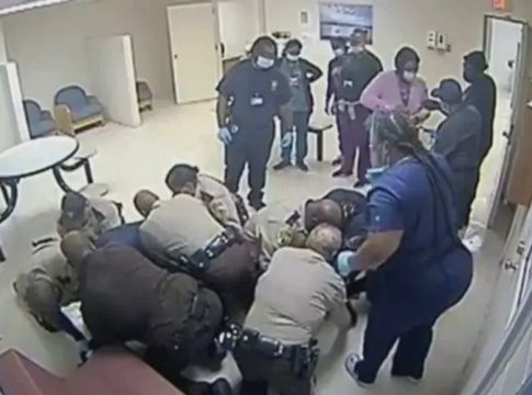 ΗΠΑ: Αστυνομικοί καταπλάκωσαν μαύρο ψυχικά ασθενή – Πέθανε από ασφυξία (vid)