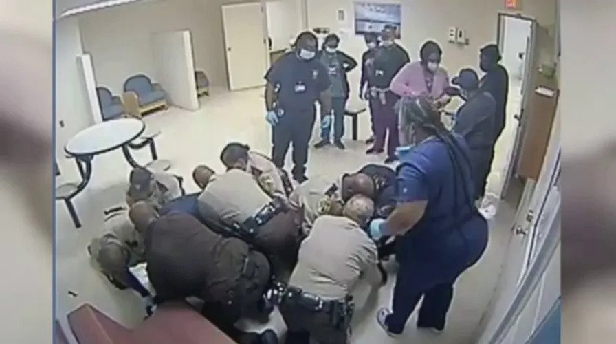ΗΠΑ: Αστυνομικοί καταπλάκωσαν μαύρο ψυχικά ασθενή – Πέθανε από ασφυξία (vid)