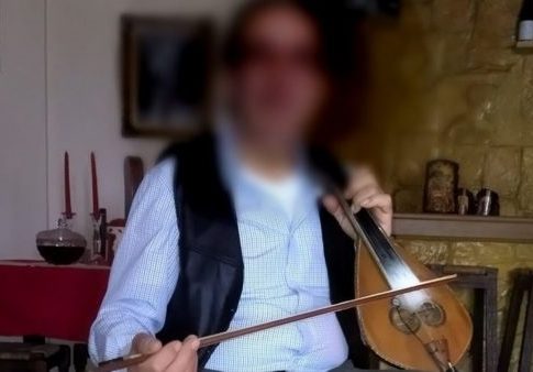 «Είναι αθώος, πρόκειται για πλεκτάνη» – Τι ισχυρίζονται οι συγγενείς του λυράρη που κατηγορείται για βιασμό και μαστροπεία ανηλίκου