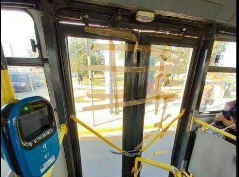 Λεωφορεία υπό διάλυση – Πόρτα ξεκόλλησε εν κινήσει και τη συγκράτησαν με ταινία!