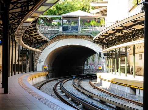 ΗΣΑΠ: Πάνω σε καφετέρια πέφτει η έξοδος κινδύνου του σταθμού στο Μοναστηράκι