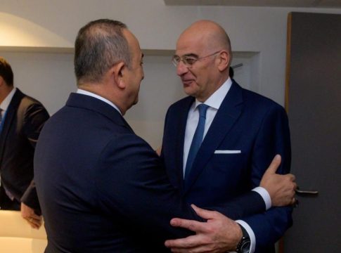 Σε θερμό κλίμα η συνάντηση Δένδια – Τσαβούσογλου: Βήματα αλληλοϋποστήριξης