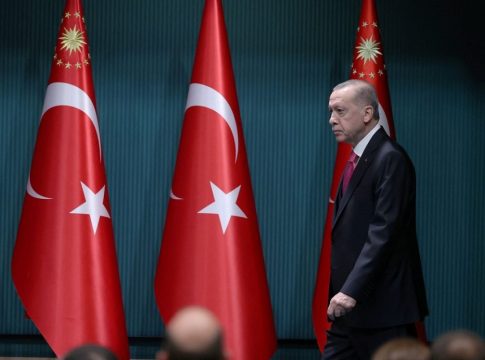 «Ο Ερντογάν δεν μπορεί να είναι υποψήφιος» – «Βόμβα» από τον πρώην πρόεδρο του Εκλογικού Συμβουλίου