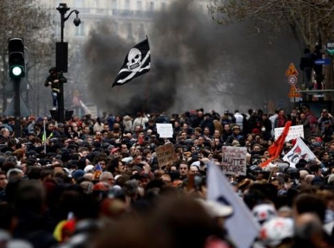 Γαλλία: Δικαίως αντιδρούν οι Γάλλοι στη σύνταξη στα 64;