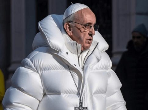 Σάλος με την φωτογραφία του Πάπα με στυλάτο λευκό μπουφάν – Η εικόνα που ξεγέλασε όλο το ίντερνετ
