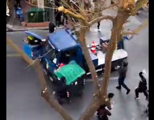Τέμπη: Γερανός της αστυνομίας γκαζώνει και περνάει «ξυστά» από διαδηλωτές στην Ακαδημίας (vids)