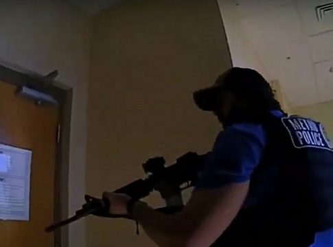 Πυροβολισμοί σε σχολείο στο Nasvhille: Η στιγμή που αστυνομικοί πυροβολούν την 28χρονη