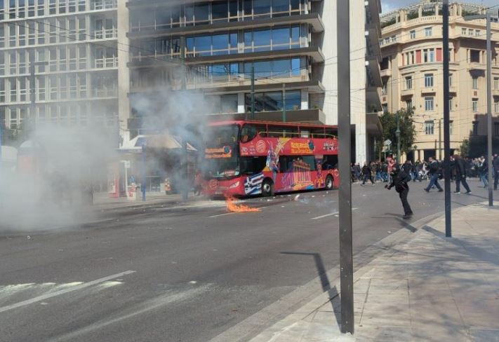 Επεισόδια στο Σύνταγμα μετά τη συγκέντρωση για την τραγωδία στα Τέμπη