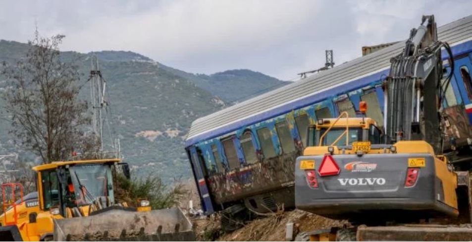 Τέμπη: Πού μεταφέρθηκαν τα βαγόνια και τα συντρίμμια από τα τρένα – Δείτε εικόνες