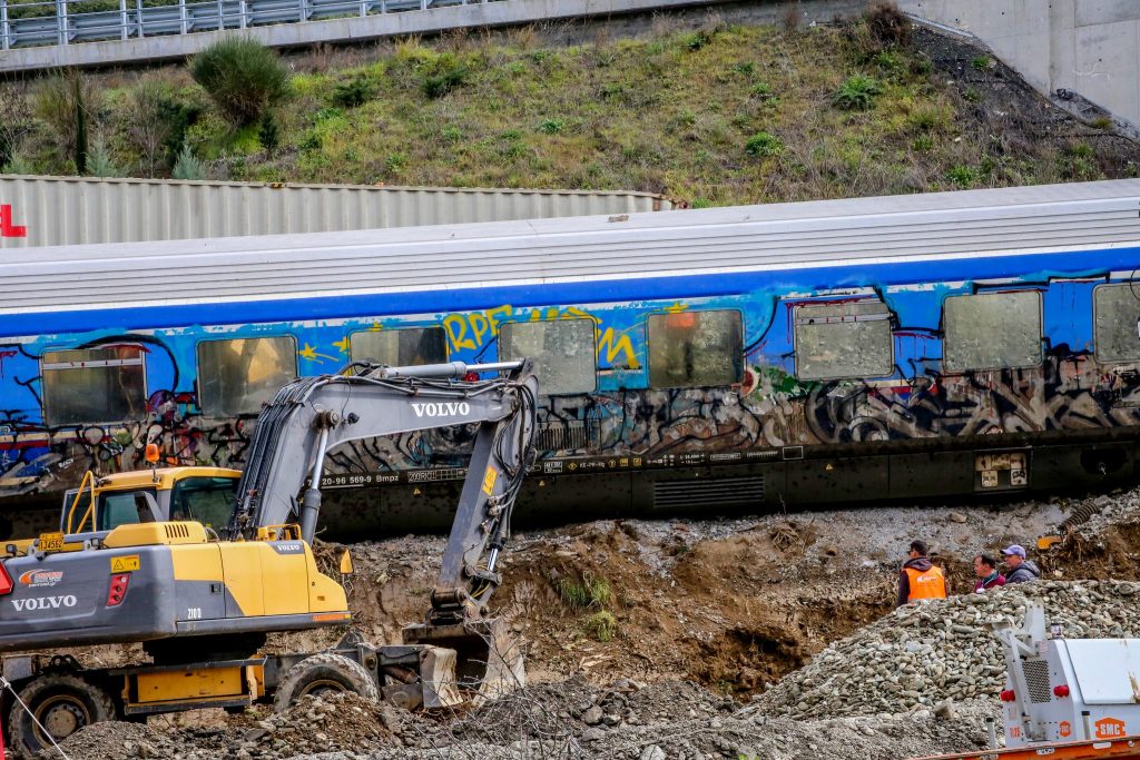 Τέμπη: Ολοκληρώθηκαν οι ταυτοποιήσεις των νεκρών – Ένας παραμένει άγνωστος, μια γυναίκα αναζητά ακόμα την κόρη της