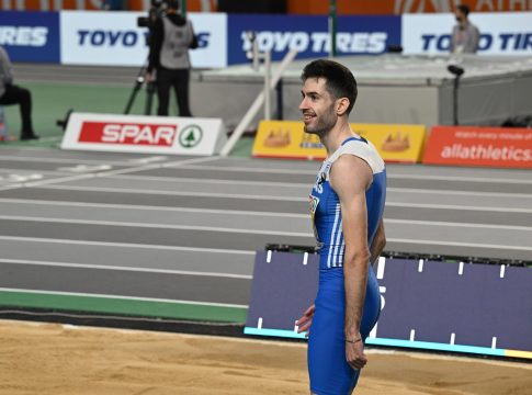 Μπήκε με… φόρα στον τελικό ο Τεντόγλου: Πέταξε στα 8,30μ. στο πρώτο άλμα (vid)