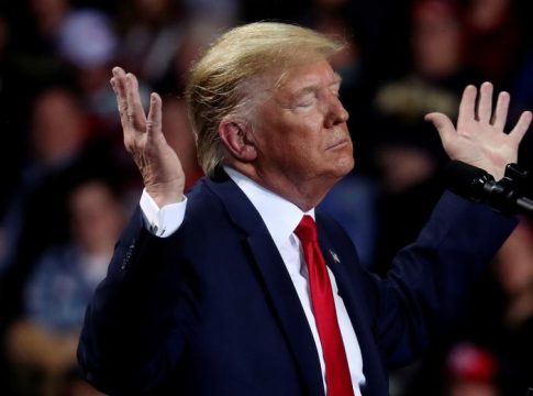 Τραμπ: Παραπέμπεται σε δίκη για την πληρωμή της πορνοστάρ Στόρμι Ντάνιελς