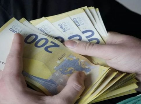 Επίδομα 904 ευρώ σε 4 βήματα – Ποιοι και πώς «γεμίζουν» τις τσέπες τους