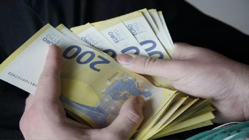 Επίδομα 904 ευρώ σε 4 βήματα – Ποιοι και πώς «γεμίζουν» τις τσέπες τους