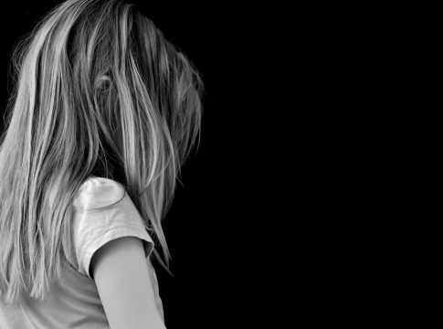 Ποινική δίωξη και στη μητέρα της 6χρονης για τον βιασμό στο Πέραμα