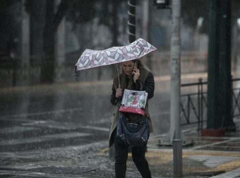 Καιρός: Βροχές και καταιγίδες την Κυριακή – Πού θα ρίξει χαλάζι