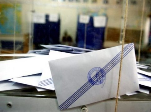 Δημοσκόπηση: Κάτω του 4% η ψαλίδα ΝΔ-ΣΥΡΙΖΑ – Δεν έπεισε η συγγνώμη Μητσοτάκη για τα Τέμπη