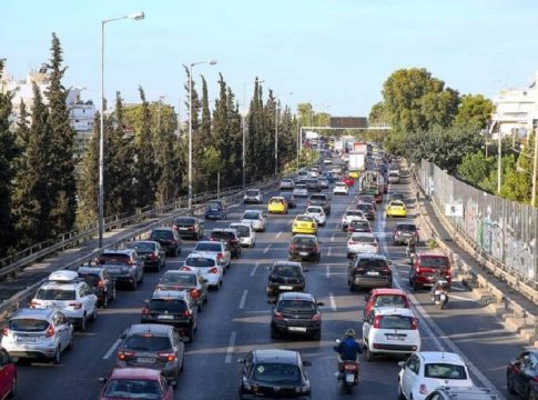 Μποτιλιάρισμα στον Κηφισό: Ουρές χιλιομέτρων λόγω τροχαίου στο ύψος του Περιστερίου