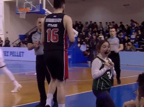 Φοβερή στιγμή: Κοριτσάκι «τρελάθηκε» όταν έδωσε την μπάλα στον Παπανικολάου (vid)