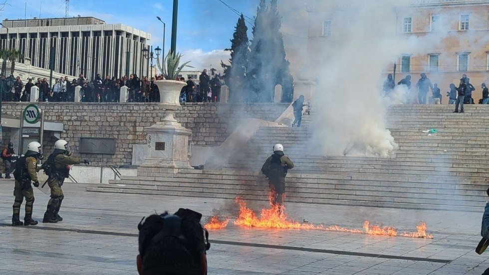 Επεισόδια με χημικά στη πορεία για τα Τέμπη στο κέντρο της Αθήνας