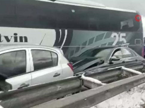 Τουρκία: Δίπλωσε νταλίκα και προκάλεσε καραμπόλα 58 οχημάτων