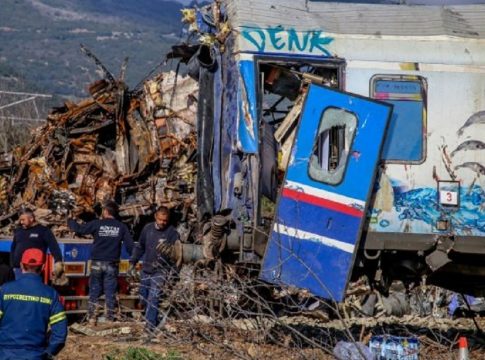 Η οργή στους δρόμους για τα Τέμπη εισβάλει στη Βουλή και ζητά απαντήσεις – Σε δύσκολη θέση κυβέρνηση και αντιπολίτευση