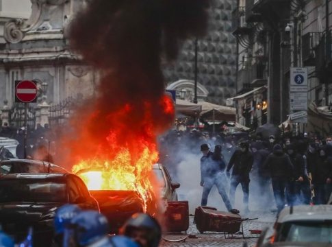 Άιντραχτ Φρανκφούρτης: «Η απαγόρευση έφερε το χάος στη Νάπολι»
