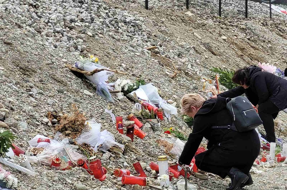 Τέμπη: Συγκίνηση και ανείπωτος πόνος στο μνημόσυνο για τα θύματα του σιδηροδρομικού δυστυχήματος