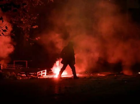Καταδρομικές επιθέσεις με πέτρες, μάρμαρα και μολότοφ κατά των αστυνομικών στα Εξάρχεια