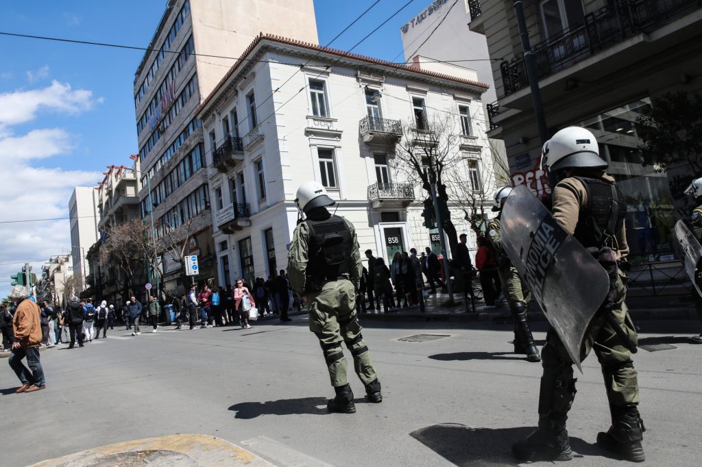 Αντιδράσεις για τους πυροβολισμούς έξω από την ΑΣΟΕΕ – Τι υποστήριξε ο «πιστολέρο» αστυνομικός, τον «άδειασε» η ΕΛ.ΑΣ