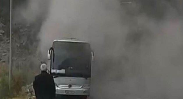 Βίντεο σοκ: Η στιγμή που το λεωφορείο γεμάτο μαθητές πιάνει φωτιά – Γυρνούσαν από σχολική εκδρομή