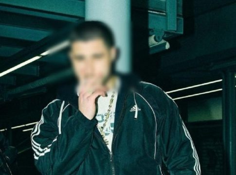 Σε κατ’ οίκον περιορισμό ο γνωστός τράπερ για τον «ομαδικό βιασμό» στο Ρέθυμνο
