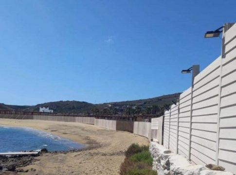 Μύκονος: Μπήκε φράχτης στην παραλία Πάνορμος – Οργισμένες αντιδράσεις