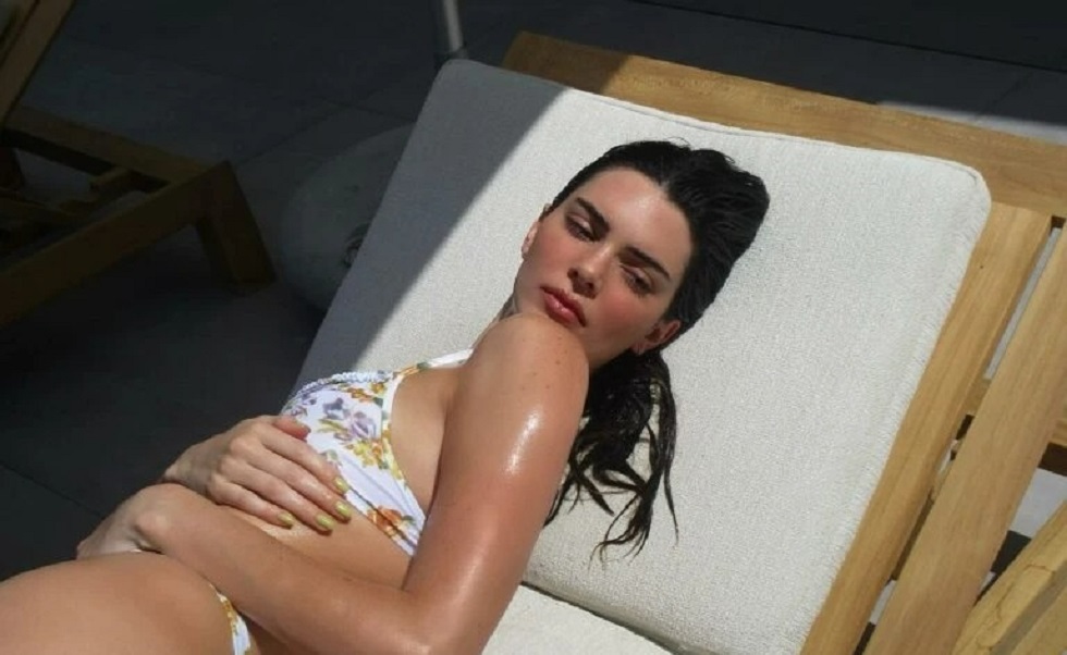 H Kendall Jenner απολαμβάνει τον ήλιο και… ζεματάει (pics)