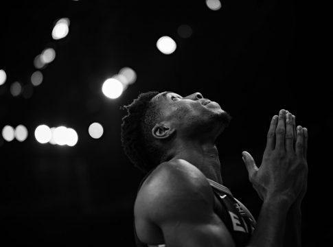 NBA: Ο Γιάννης, ο τραυματισμός και ο μπελάς μιας μάχης που δεν είναι… πρώτος γύρος playoffs