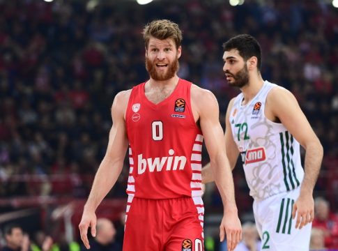 Ουόκαπ: «Χαίρομαι να παίζω δίπλα στον Βεζένκοφ»