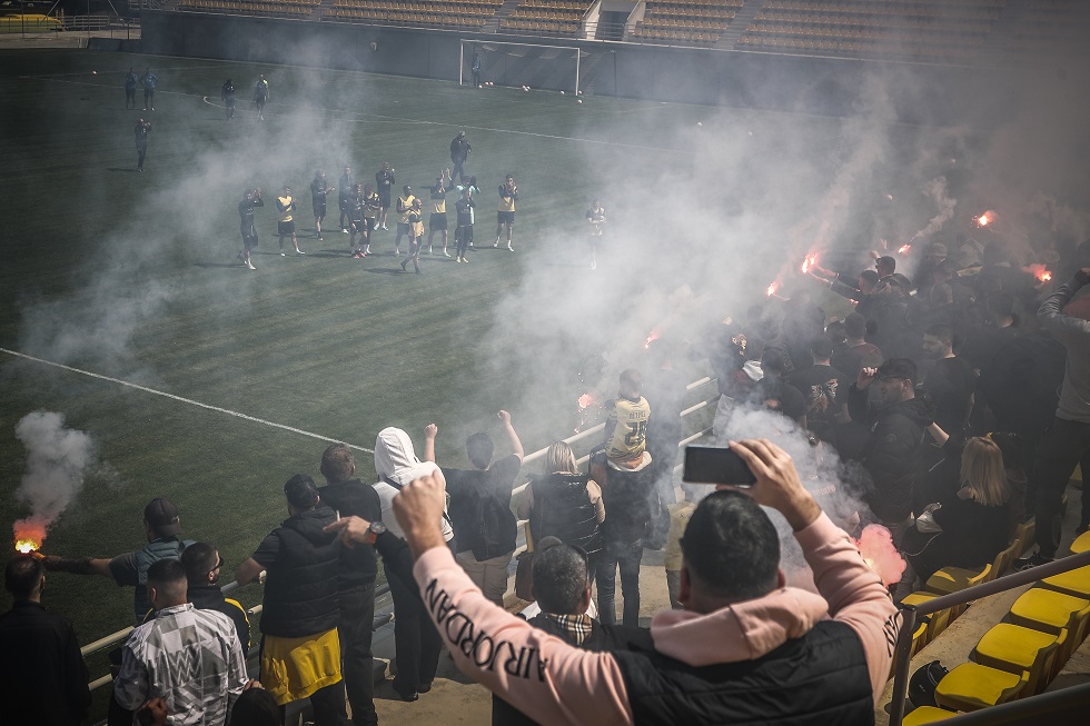 Χαμός στα Σπάτα: Οπαδοί της ΑΕΚ ντόπαραν ψυχολογικά τους παίκτες του Αλμέιδα (pics)