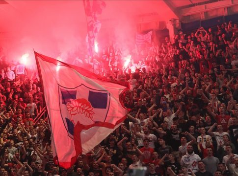 Φοβερή στιγμή: Οι οπαδοί του Ερυθρού Αστέρα ζητούν τη Euroleague από τον Ολυμπιακό, τραγουδώντας «είσαι στο μυαλό, κάτι μαγικό…» (vid)